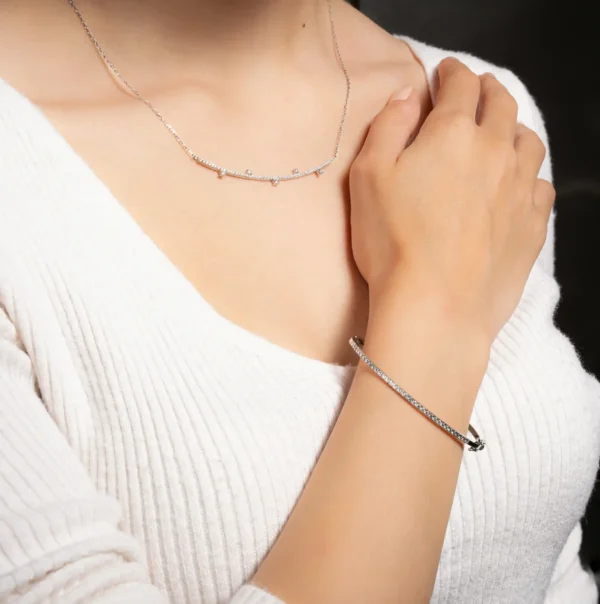 Diamond Curved Line with Round Diamonds
